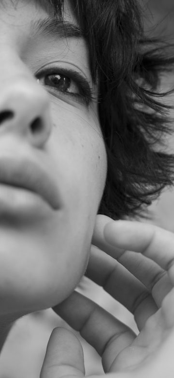 女性向风向 App 首页三层标签索引界面，浅米色背景上排列国别与年份标签，界面留白充足